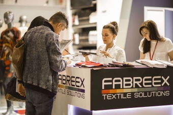 Менеджеры компании FABREEX общаются с посетителями. "Трогательная зона"